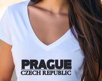 T-shirt met V-hals Tsjechië, grafisch damesshirt, Europees reisshirt, vakantietop Praag, kleding bohoretraite, souvenir voor hem
