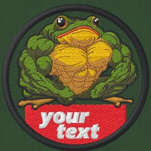 Könnte beinhalten: Ein gestickter Aufnäher mit einer muskulösen grünen und gelben Kröte und dem Text "your text" auf rotem Hintergrund.