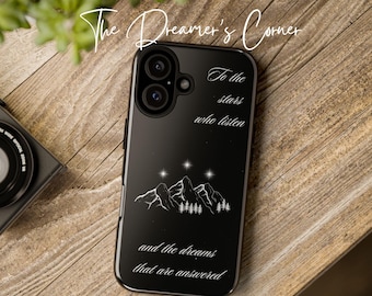 Könnte beinhalten: Schwarze Handyhülle mit Berg- und Sterndesign. Der Text "To the stars who listen and the dreams that are answered" ist aufgedruckt. Auch die Worte "The Dreamer's Corner" sind zu sehen. Im Hintergrund ist eine Kamera zu sehen.