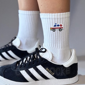Socken bestickt | Krankenwagen Icon 135 | für Sie und Ihn | Gr. 35-50 | Baumwolle |  Schwarz & Weiß | Lustiges Geschenk Sanitäter, Arzt