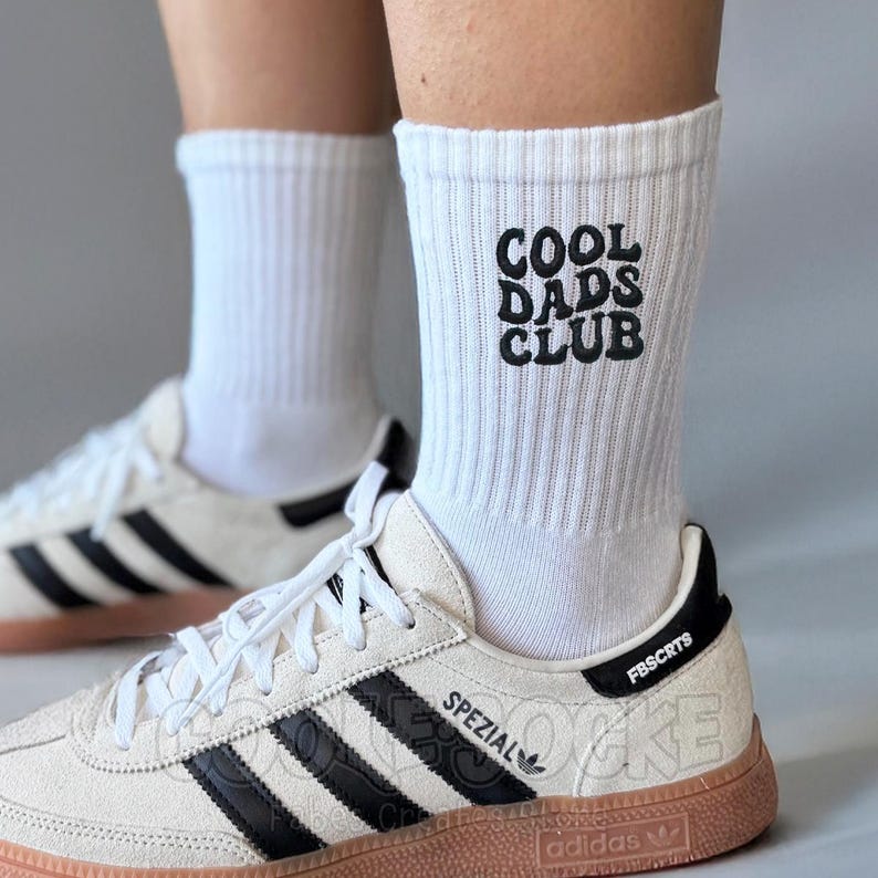 Socken bestickt | Cool Dads Club Icon 93 | für Sie, Ihn, Kinder | Gr. 27-50 | Baumwolle | Schwarz & Weiß | Schönes Geschenk Papa, Vatertag Bild 1