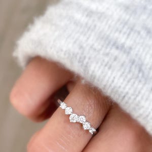 Round Cut Moissanite Wedding Band, Vintage White Gold Diamond Band, Cluster Stacking Matching Ring Promise Ring for Women, Anniversary Band