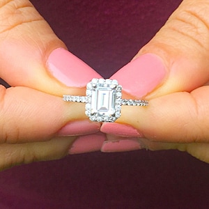 Moissanite Verlobungsring im Smaragdschliff, 14K Weißgold-Jubiläumsring, Versprechensring für Frauen, Brauthochzeitsgeschenk, personalisierter Schmuck