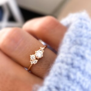 Anillo de diamantes simulados en racimo, anillo de bodas de diamantes simulados de talla redonda, racimo de moissanita, regalo de aniversario para ella, anillo minimalista.