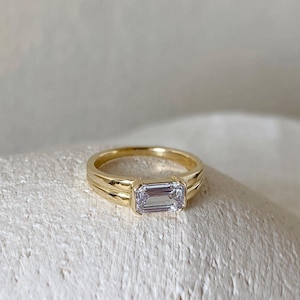 Solitaire halve ring smaragd geslepen moissaniet ring, dubbele band verlovingsring, 14K geelgouden jubileumring, gepersonaliseerd cadeau voor vrouwen