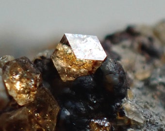 Paulingite * Gem fine crystals - garnets on matrix from Vinařice, Czech Republic