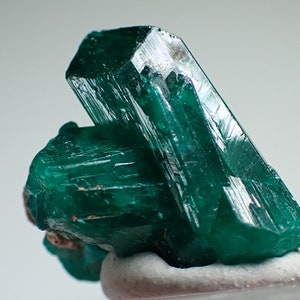 Dioptasa * Cristal fino de color verde esmeralda de Mindouli, Congo