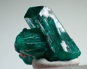 Dioptase * Emerald-green fine crystal from Mindouli, Congo