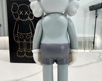 KAWS 最安値 Kaws Five Years Later Companion Vinyl Figure Grey (Pre-Owned