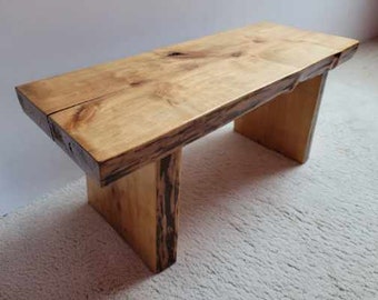 Une table en bois de hêtre