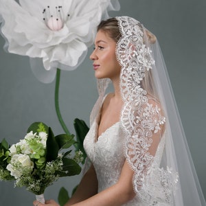 Mantilla bridal veil with lace, Lace veil, image 3