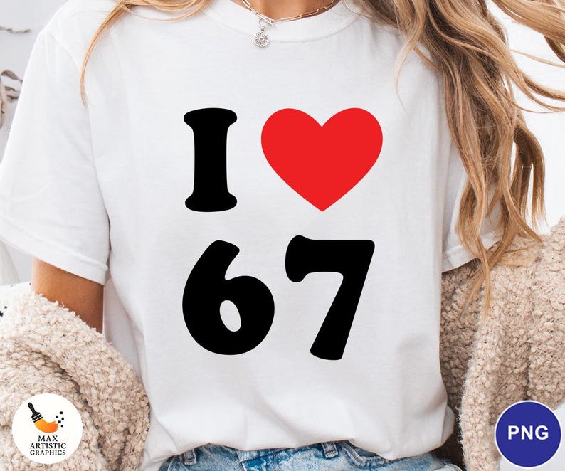 Op de afbeelding: Wit T-shirt met de tekst "I &hearts; 67" in zwart en rood. Het hartsymbool is rood. De cijfers "67" zijn vetgedrukt, zwart. Het shirt is een casual stijl.
