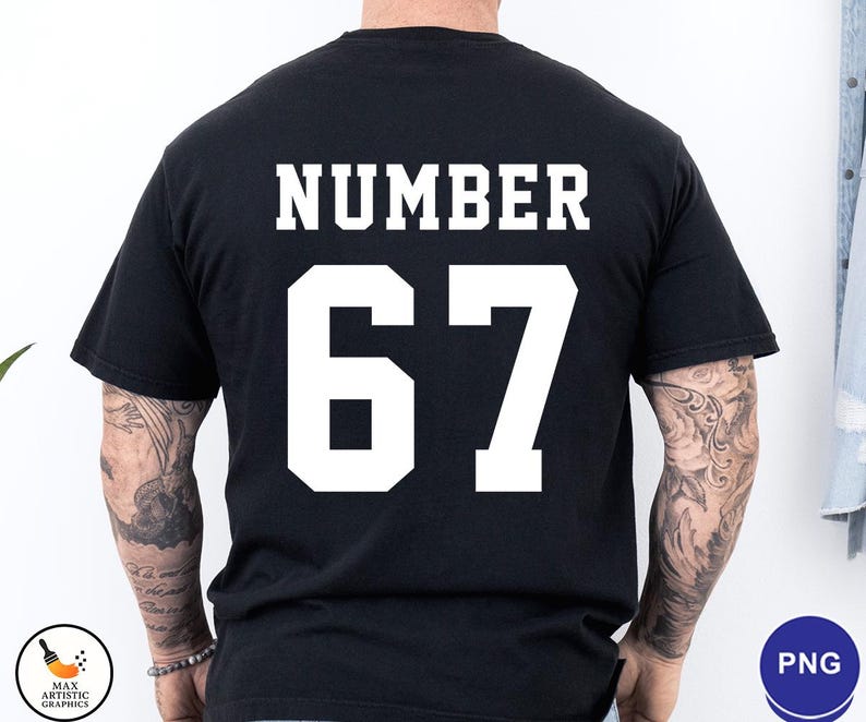 Op de afbeelding: Zwart T-shirt met het woord "NUMBER" boven het nummer "67" in witte blokletters. Het shirt heeft een klassieke ronde hals.