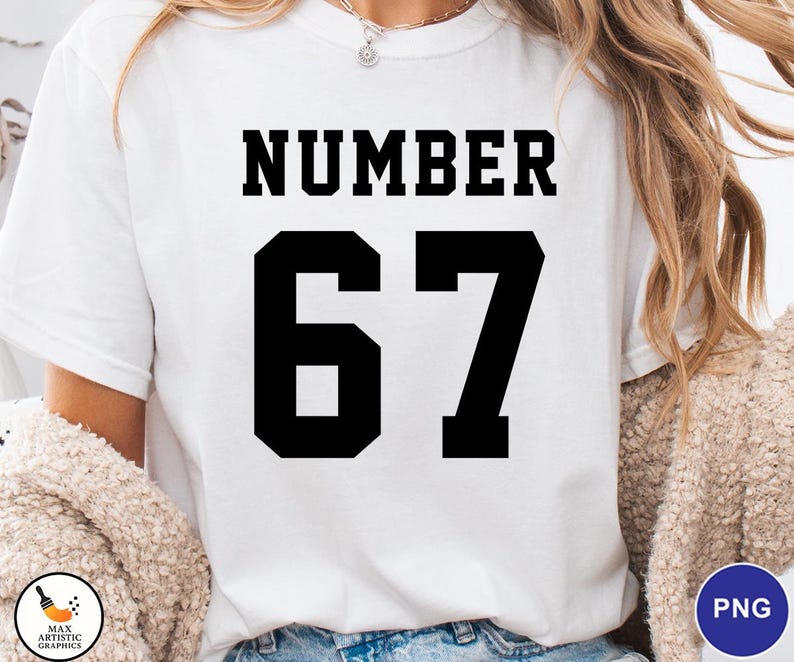 Op de afbeelding: Wit T-shirt met het woord "NUMBER" in dikke zwarte letters boven het nummer "67" in een groot, blokkerig lettertype. Het shirt is effen en eenvoudig, geschikt voor vrijetijdskleding.