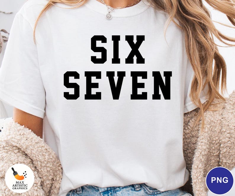 Op de afbeelding: Wit T-shirt met de woorden "SIX SEVEN" in vette, zwarte blokletters. Het shirt heeft een eenvoudig ontwerp met een ronde hals. De tekst is gecentreerd op de voorkant van het kledingstuk.