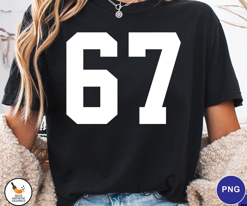 Op de afbeelding: Zwart T-shirt met het witte nummer 67 op de voorkant. Het nummer is in een vetgedrukte, blokletter. Het shirt is een casual stijl, geschikt voor dagelijks gebruik.