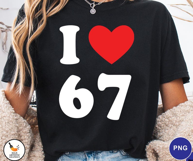 Op de afbeelding: Zwart T-shirt met de tekst "I ❤️ 67". De "I" en "67" zijn wit en het hart is rood. Het shirt heeft een casual stijl.