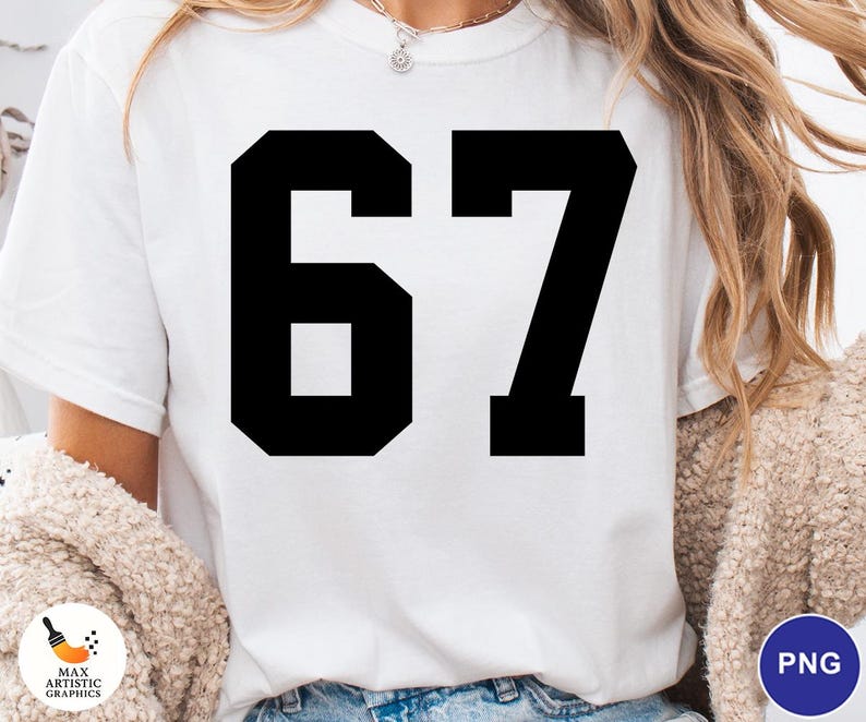 Op de afbeelding: Wit T-shirt met het zwarte nummer 67 in een vetgedrukte blokletter. Het shirt wordt door een persoon gedragen. De afbeelding toont de bovenste helft van de persoon die het shirt draagt.