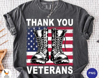 Puede incluir: Una camiseta gris carbón de manga corta con un estampado gráfico de dos botas de combate negras centradas sobre una bandera estadounidense desgastada. El texto THANK YOU VETERANS está impreso en letras blancas mayúsculas.