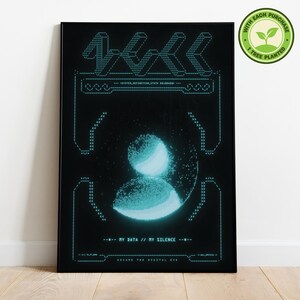 Könnte beinhalten: Schwarz gerahmter Kunstdruck mit futuristischem Design. Das Kunstwerk zeigt eine leuchtende türkisfarbene Figur und den Text "4666", "MY DATA // MY SILENCE" und "ESCAPE THE SECRET EYE". Ein grüner Kreis mit Text befindet sich in der oberen rechten Ecke.