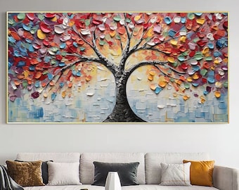Puede incluir: Una pintura abstracta colorida de un árbol con un tronco grueso y ramas cubiertas de hojas rojas brillantes, amarillas, azules, verdes y rosas. El fondo es azul claro con cuadrados blancos.