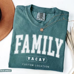 Peut inclure: Un t-shirt bleu &eacute;pic&eacute;a avec le texte blanc FAMILY dans une grande police universitaire, le mot VACAY dans un ovale et le texte CUSTOM LOCATION en dessous. Le t-shirt porte une &eacute;tiquette de marque Comfort Colors &agrave; l'encolure int&eacute;rieure.