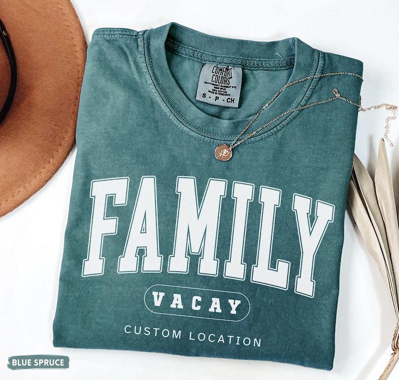 Peut inclure: Un t-shirt bleu &eacute;pic&eacute;a avec le texte blanc FAMILY dans une grande police universitaire, le mot VACAY dans un ovale et le texte CUSTOM LOCATION en dessous. Le t-shirt porte une &eacute;tiquette de marque Comfort Colors &agrave; l'encolure int&eacute;rieure.