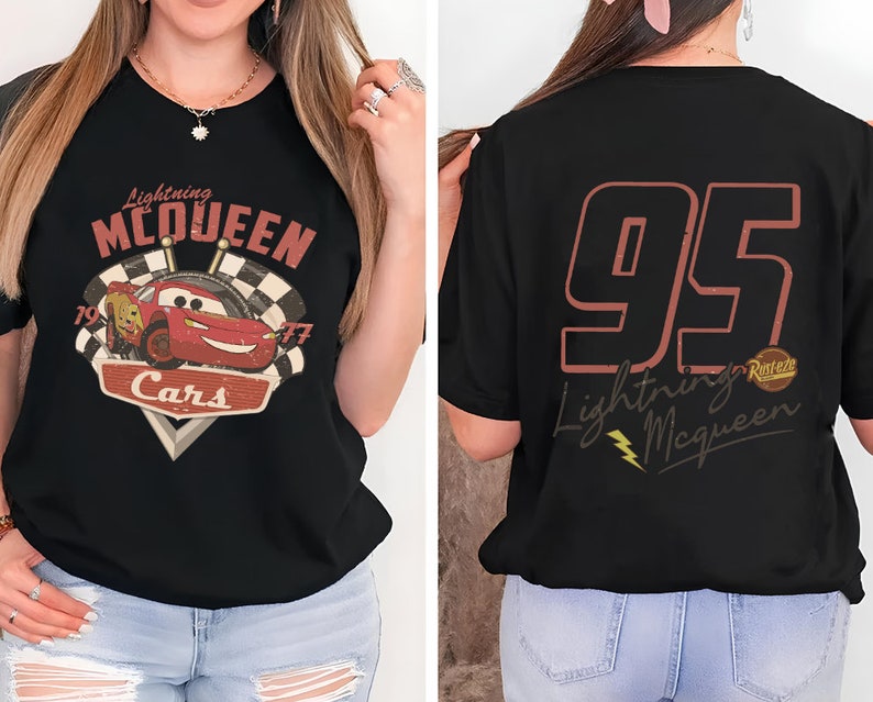 Op de afbeelding: Zwart T-shirt met een vintage-stijl afbeelding van Lightning McQueen uit de Disney Pixar film Cars. De afbeelding bevat de tekst "Lightning McQueen", "Cars" en de nummers "1997". De achterkant van het shirt heeft het nummer "95" in roodbruin met de tekst "Lightning McQueen" en een klein Rust-eze logo.
