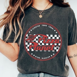 Camicia Toy Story Pizza Planet, Camicia Disney Pizza Planet, Camicia Amante della Pizza, Camicia Aliena Toy Story, Camicia Viaggio Disney, Maglietta Vacanze Disneyland