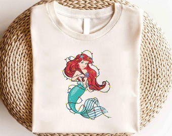 Camiseta con luces navideñas de la princesa Ariel de Disney, camiseta navideña de Ariel de La Sirenita de Disney, camiseta de fiesta navideña, regalo navideño de princesa