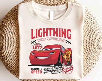 ディズニー カーズ ライトニング マックィーン シャツ、バースデー ボーイ トリップ シャツ、ディズニー カーズ シャツ、ディズニー カーズ マッチング シャツ、ラジエーター スプリングス シャツ、ピストン カップ