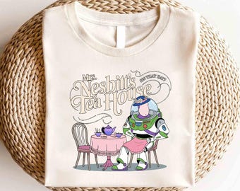 Disney Buzz Lightjahre Mrs Nesbitts Teehaus zur Unendlichkeit und darüber hinaus Shirt, Toy Story Film Charaktere Shirt, Disney Familie Passendes Shirt