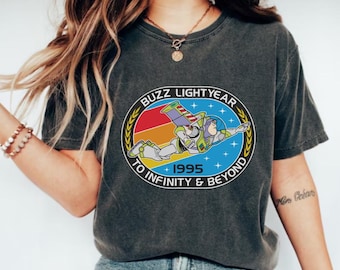 Camisa Disney Toy Story Buzz Lightyear 1995, camisa de personajes de la película Toy Story, camisa Buzz Lightyear Laser Blast, camisa Infinity y Beyond