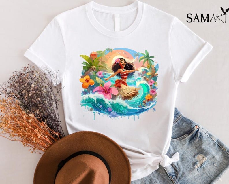 Pode incluir: Camiseta branca com uma ilustra&ccedil;&atilde;o colorida de uma mulher em um cen&aacute;rio tropical. O design inclui uma mulher com top e saia vermelhos, cercada por flores, ondas e palmeiras. A marca "SAMART" est&aacute; impressa no canto superior direito.
