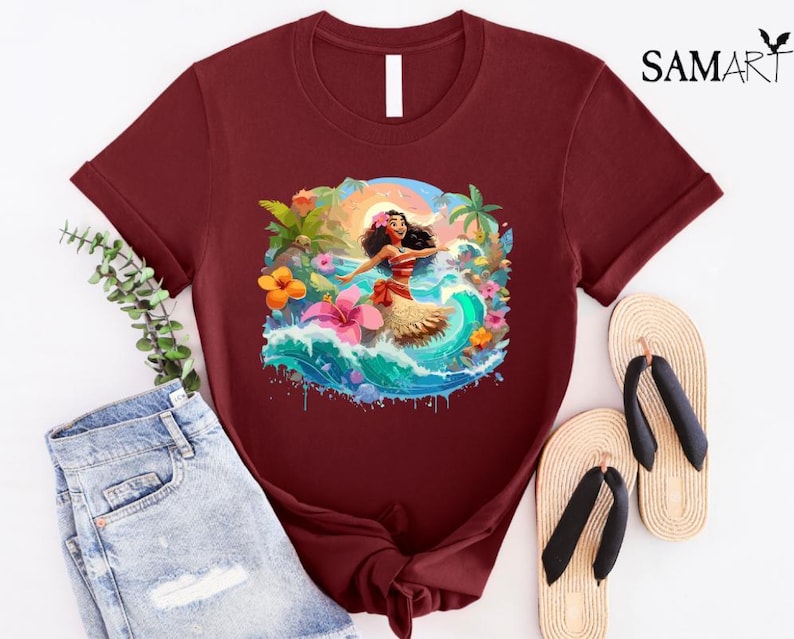 Pode incluir: Camiseta bord&ocirc; com uma ilustra&ccedil;&atilde;o vibrante de uma mulher dan&ccedil;ando em uma onda, vestindo uma roupa vermelha e branca. O design inclui flores tropicais, palmeiras e um p&ocirc;r do sol. A camiseta tem gola redonda e mangas curtas.