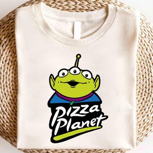 Maglietta Toy Story Pizza Planet, Maglietta Disney Pizza Planet, Maglietta Pizza Lover, Maglietta Toy Story Alien, Maglietta Disney Trip, Maglietta Disneyland Vacation