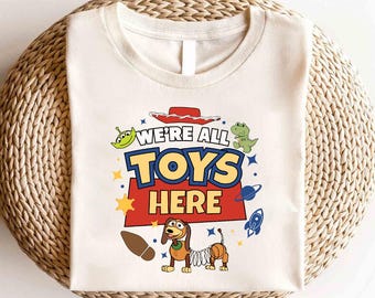 Camiseta "Todos somos juguetes" de Toy Story de Disney, camiseta grupal de Toy Story de Disney, camiseta de Buzz, Woody, Jessie, Slinky, Aliens y Rex, camiseta de Toy Story de Disney