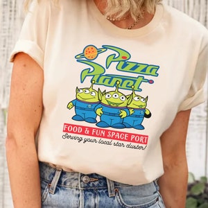 Camicia Toy Story Pizza Planet, Camicia Disney Pizza Planet, Camicia Amante della Pizza, Camicia Aliena Toy Story, Camicia Viaggio Disney, Maglietta Vacanze Disneyland