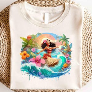 Pode incluir: T-shirt creme com uma ilustra&ccedil;&atilde;o colorida de uma mulher dan&ccedil;ando em uma onda, cercada por flores tropicais e palmeiras. A mulher usa um top listrado vermelho e branco e uma saia bege. O fundo inclui um p&ocirc;r do sol e o oceano azul.