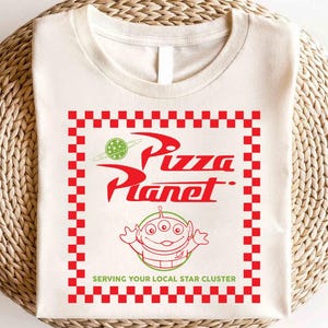 Camicia Toy Story Pizza Planet, Camicia Disney Pizza Planet, Camicia Amante della Pizza, Camicia Aliena Toy Story, Camicia Viaggio Disney, Maglietta Vacanze Disneyland