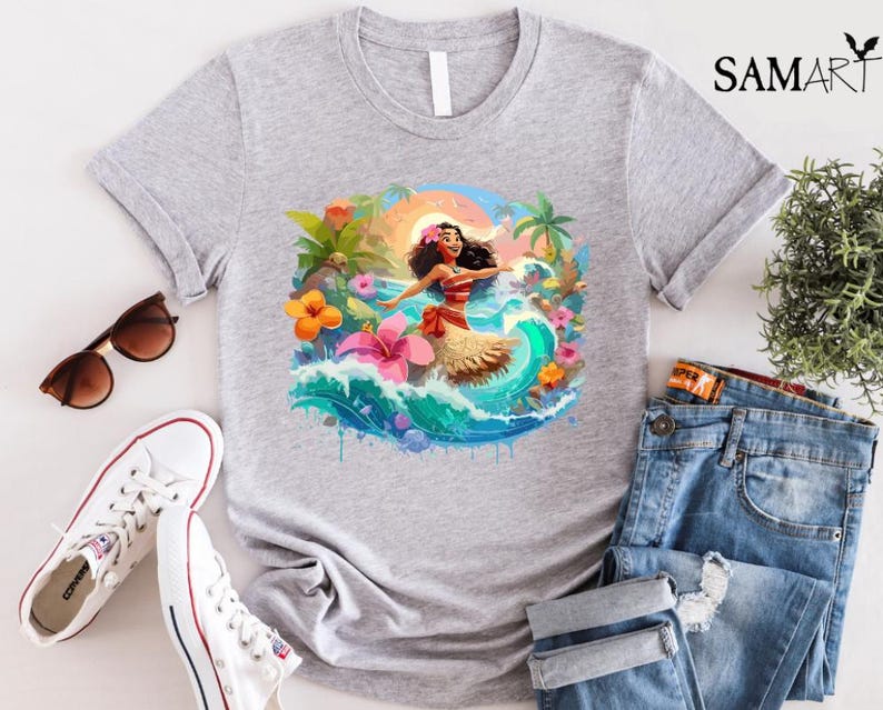 Pode incluir: Uma camiseta cinza claro com uma ilustra&ccedil;&atilde;o colorida de uma mulher em um cen&aacute;rio tropical. O design inclui uma mulher com um top vermelho e uma saia bege, cercada por flores, ondas e palmeiras. &Oacute;culos de sol, t&ecirc;nis brancos e jeans tamb&eacute;m s&atilde;o vis&iacute;veis.