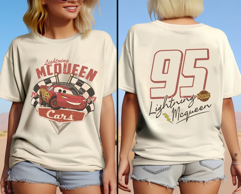 Op de afbeelding: Een wit T-shirt met een rode en zwarte afbeelding van Lightning McQueen uit de film Cars. De afbeelding bevat de tekst "Lightning McQueen" en "Cars". De achterkant van het shirt heeft een rood nummer 95 met de tekst "Lightning McQueen" en een Rust-eze-logo.
