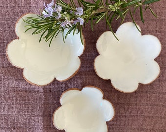 Lot de 3 coupelles décoratives fleurs - argile & émail blanc