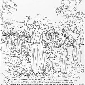 Könnte beinhalten: Eine Schwarzweiß-Zeichnung, die Jesus bei der Ausführung des Wunders der Brote und Fische zeigt. Jesus steht mit erhobenen Armen und blickt zum Himmel. Er ist von einer Menschenmenge umgeben. Der Text "Und er gebot der Menge, sich auf das Gras zu setzen, nahm die fünf Brote und die zwei Fische, blickte zum Himmel auf, segnete, brach und gab die Brote seinen Jüngern, damit sie sie der Menge verteilten. Matthäus 14,19" steht unter dem Bild.