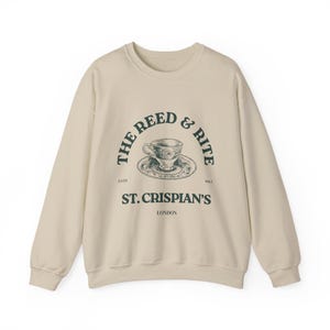 Emma M Lion Sweatshirt mit Rundhalsausschnitt - Reed and Rite in St Crispian's, London, bestes Merch-Geschenk für Bücherfans, Vintage-Vibe des viktorianischen Zeitalters Bild 3