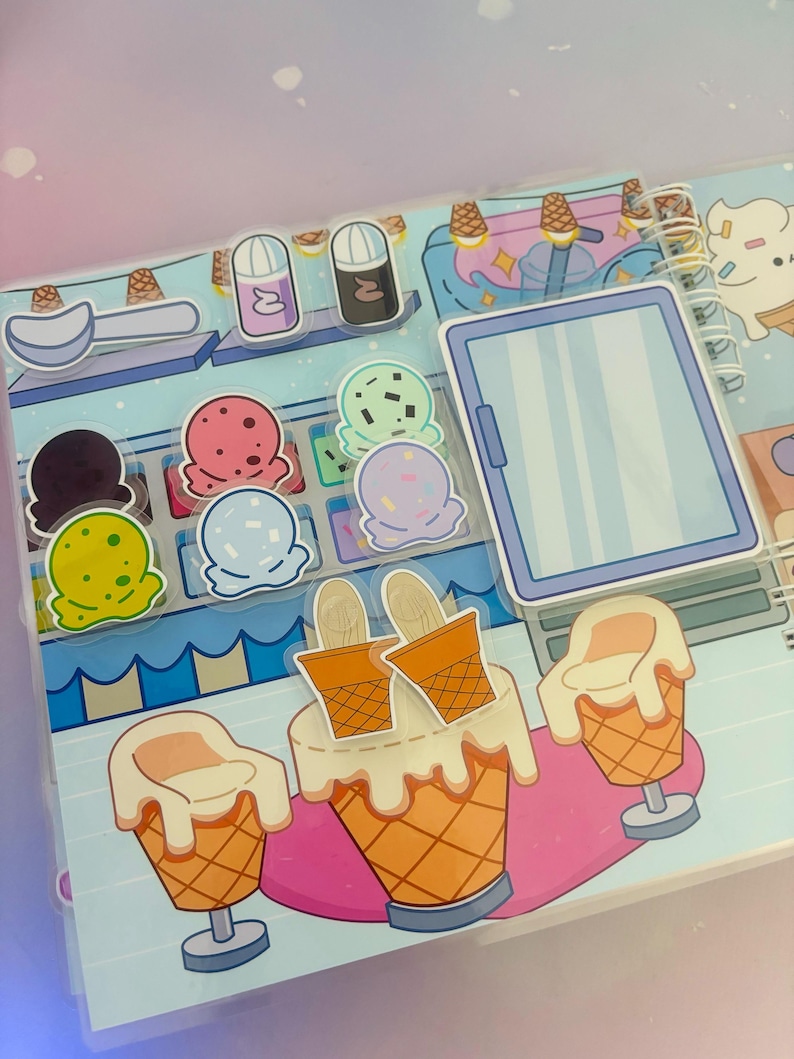 Puede incluir: Un colorido juego de tienda de helados con una variedad de sabores de helado, ingredientes y conos. El juego incluye un refrigerador, un mostrador y tres taburetes. El juego est&aacute; hecho de cart&oacute;n y es perfecto para juegos imaginativos.