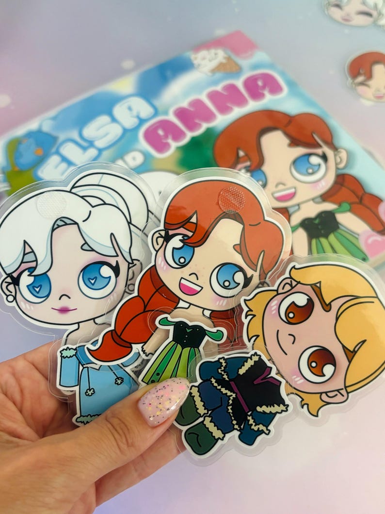 Puede incluir: Cuatro pegatinas de personajes de dibujos animados coloridos con Elsa, Anna y otros dos personajes de la pel&iacute;cula Frozen. Las pegatinas est&aacute;n sobre un fondo transparente y tienen un acabado brillante.