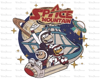 Könnte beinhalten: Eine Illustration im Vintage-Stil, die Mickey Mouse, Goofy und Donald Duck als Astronauten zeigt, die in einem Raumschiff durch den Weltraum fliegen. Der Text "SPACE MOUNTAIN" ist in roten und weißen Buchstaben mit einem abgenutzten Look dargestellt. Der Hintergrund ist dunkelblau mit Sternen und einem Planeten.