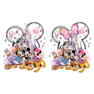 Może przedstawiać: Aquarela przedstawiająca Myszke Miki, Minnie Mouse, Donalda Ducka, Daisy Duck, Goofy'ego i Pluto przed akwarelą przedstawiającą zamek Kopciuszka w odcieniach różu i błękitu. Postacie uśmiechają się i trzymają się za ręce. Tło wypełniają różowe i niebieskie gwiazdki oraz fajerwerki.