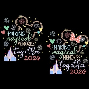 Puede incluir: Dos diseños sobre un fondo negro con orejas de Mickey Mouse, fuegos artificiales y un castillo. El texto dice "MAKING magical MEMORIES together 2026". Un diseño tiene un lazo.